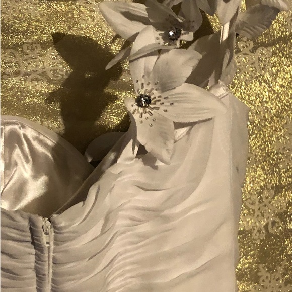 Gorgeous brand new ivory white wedding gown - Picture 5 of 8